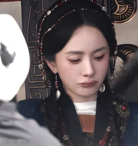 Yang Mi's Dedication Shines on Set Filming in Heavy Fur Costumes Under 30C Heat - image 4