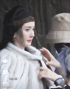 Yang Mi's Dedication Shines on Set Filming in Heavy Fur Costumes Under 30C Heat - image 3