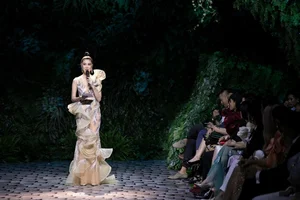 Stunning Portraits of the Elite Supermodel Redefining Fashion Standards and Outshining Industry Icons - image 2