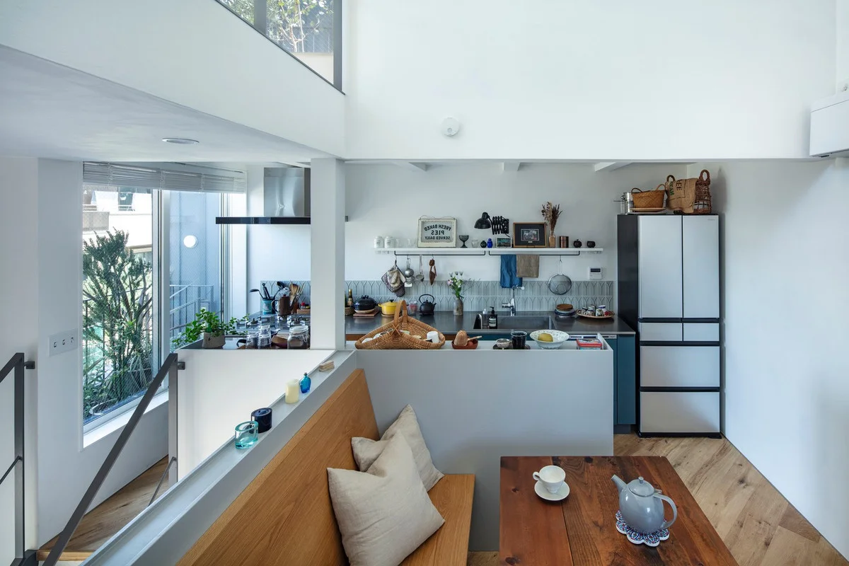 Innovative 27m2 Micro-House Design: Maximizing Sunlight and Airflow in Narrow Alleys
