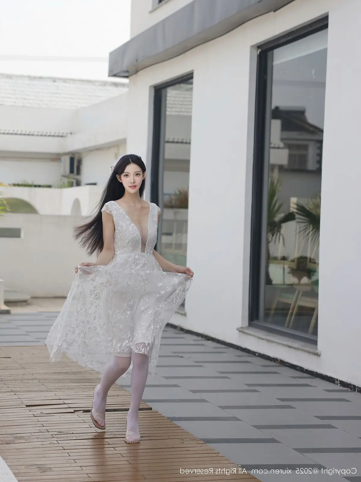 Li Shuang Er No.10661: Ethereal Beauty in a Sexy White Gown