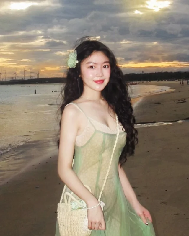 MC Quyen Linh’s Daughter Lo Lem Stuns in Form-Fitting Dress, Showcasing Her Graceful and Youthful Figure