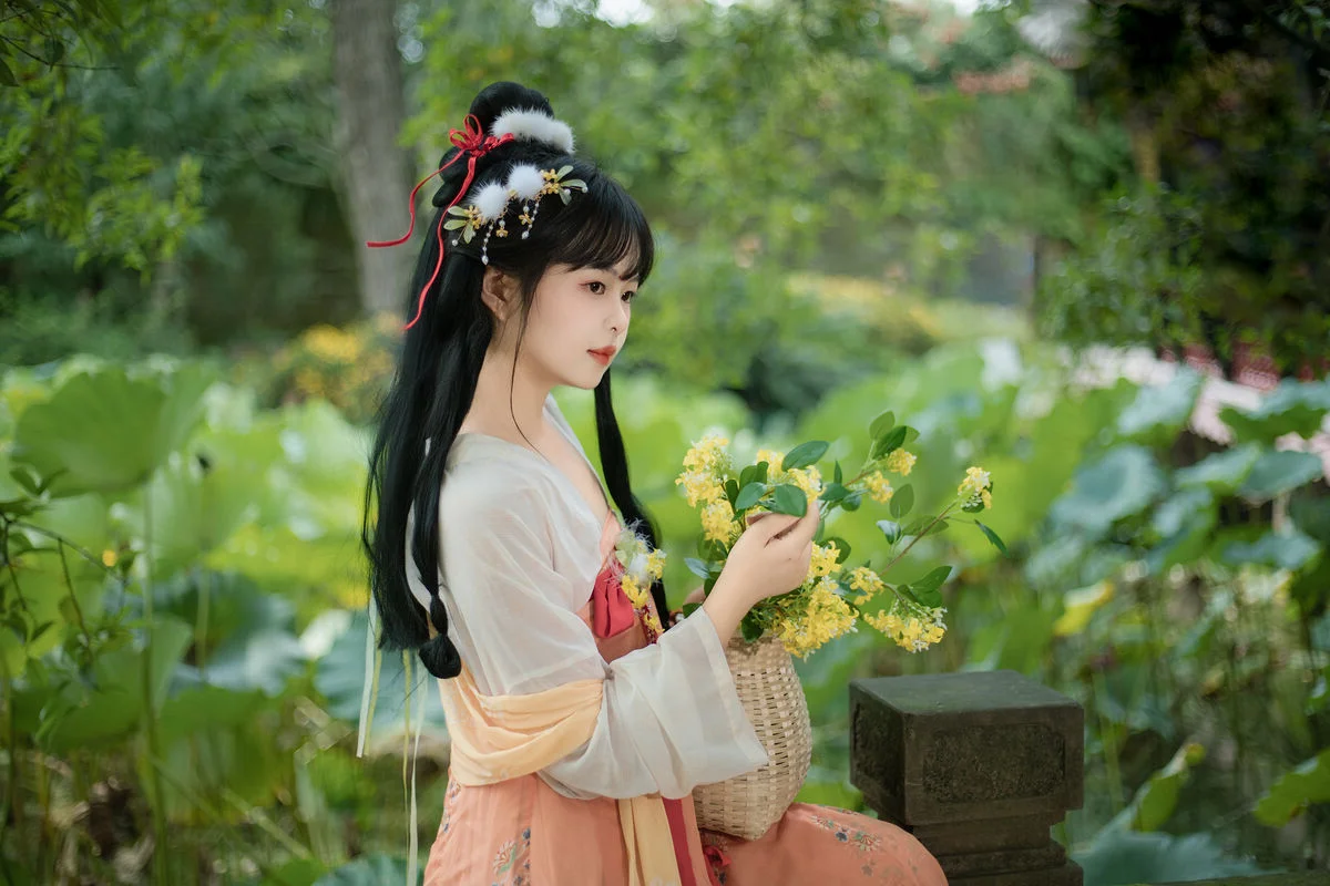 Capturing Elegance: YiTuYu Art Language Vol.10449 Featuring Zhi Zhi’s Artistic Portrait Gallery