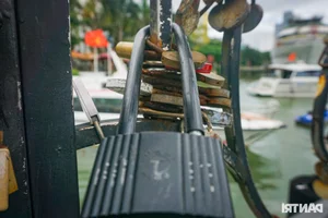Love Lock Bridge Da Nang Romantic Destination for Couples - image 9