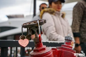 Love Lock Bridge Da Nang Romantic Destination for Couples - image 4