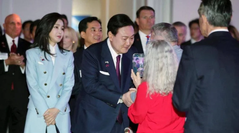 South Korean First Lady's Business Trip Outfits: Elegant and Youthful Fashion Inspiration