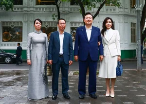 South Korean First Lady's Business Trip Outfits: Elegant and Youthful Fashion Inspiration - image 12