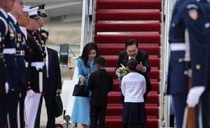 South Korean First Lady's Business Trip Outfits: Elegant and Youthful Fashion Inspiration - image 5