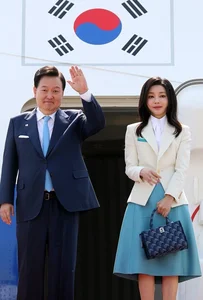 South Korean First Lady's Business Trip Outfits: Elegant and Youthful Fashion Inspiration - image 6