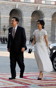 South Korean First Lady's Business Trip Outfits: Elegant and Youthful Fashion Inspiration - image 10