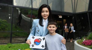 South Korean First Lady's Business Trip Outfits: Elegant and Youthful Fashion Inspiration - image 11
