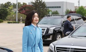 South Korean First Lady's Business Trip Outfits: Elegant and Youthful Fashion Inspiration - image 8