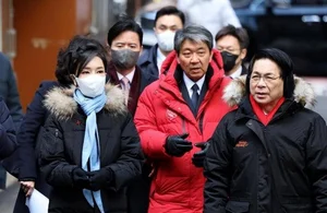 South Korean First Lady's Business Trip Outfits: Elegant and Youthful Fashion Inspiration - image 4