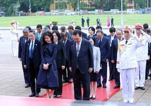 South Korean First Lady's Business Trip Outfits: Elegant and Youthful Fashion Inspiration - image 3