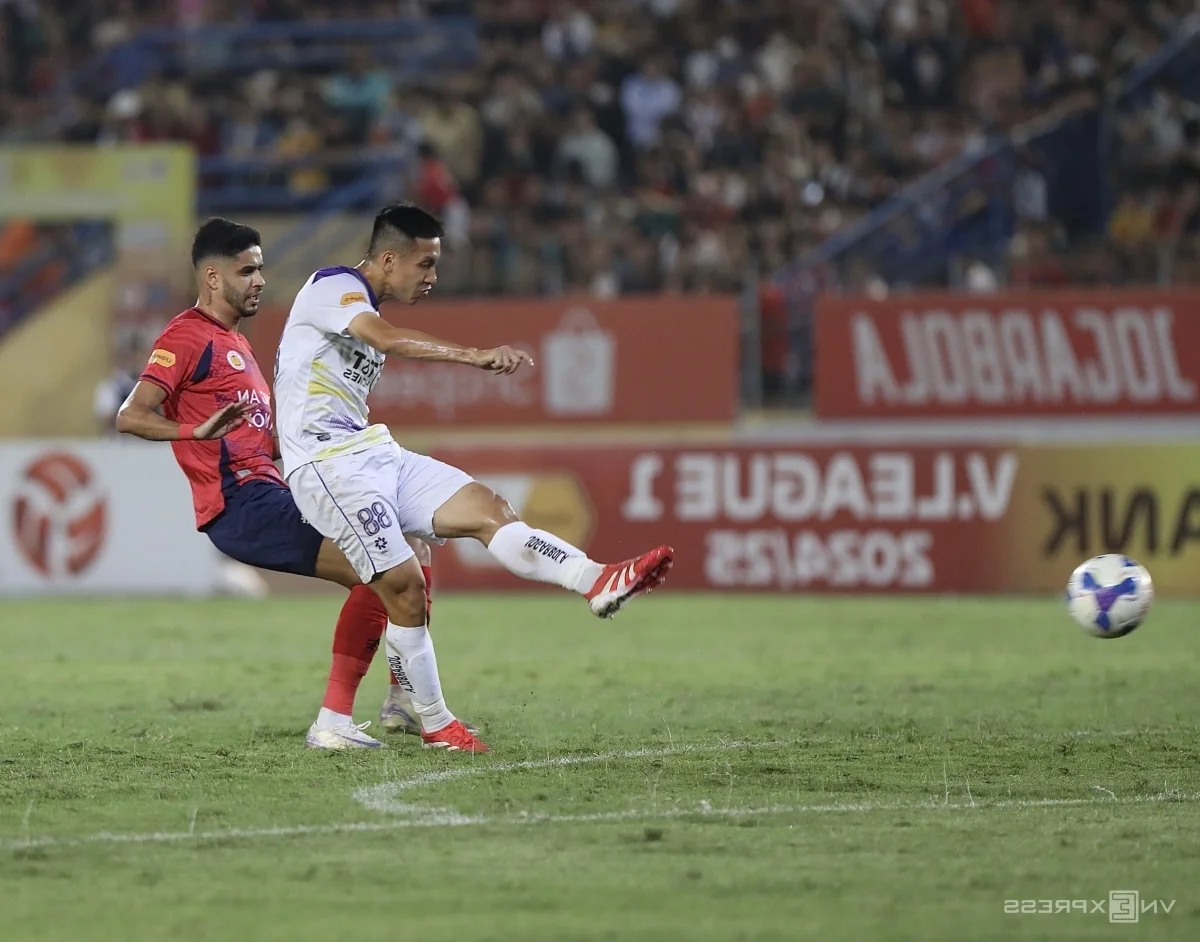 Hanoi FC Keeps Title Hopes Alive with Victory Over CAHN in V-League