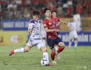 Hanoi FC Keeps Title Hopes Alive with Victory Over CAHN in V-League - image 10