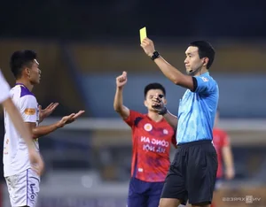 Hanoi FC Keeps Title Hopes Alive with Victory Over CAHN in V-League - image 2
