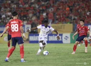 Hanoi FC Keeps Title Hopes Alive with Victory Over CAHN in V-League - image 7