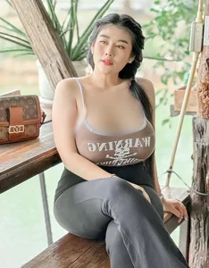Daring Necklines and Glamorous Fashion: How Influencers Embrace Bold Styles - image 8