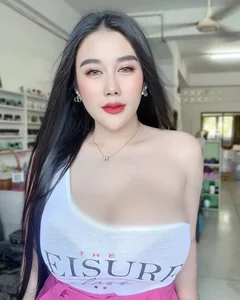 Daring Necklines and Glamorous Fashion: How Influencers Embrace Bold Styles - image 0