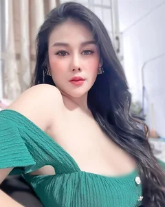 Daring Necklines and Glamorous Fashion: How Influencers Embrace Bold Styles - image 7