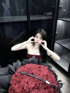 Van Toan's Sister Turns 27: A Stylish Single Life and Luxury Fashion Icon - image 6