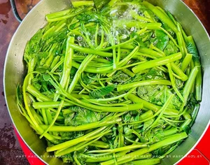 The Secret Trick to Cooking Crispy and Vibrant Stir-Fried Water Spinach - image 3