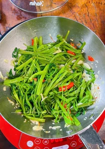 The Secret Trick to Cooking Crispy and Vibrant Stir-Fried Water Spinach - image 0