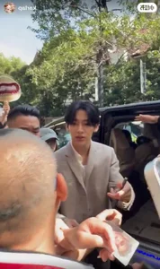 Backlash Erupts After Popular Idol’s Interaction With Fan Is Interrupted - image 3