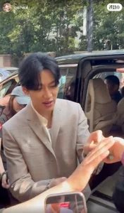 Backlash Erupts After Popular Idol’s Interaction With Fan Is Interrupted - image 4