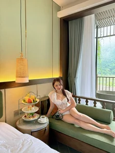 VTV's Shortest MC Phuong Thao Stuns Fans with Bold Winter Swimsuit Photoshoot - image 4