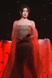 From Screen to Stage: The Controversial Career Transition of an Actress Facing Industry Challenges - image 7