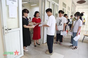 Over 100,000 Hanoi Students Begin High School Entrance Exams - image 5