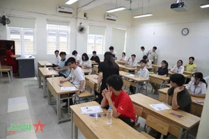 Over 100,000 Hanoi Students Begin High School Entrance Exams - image 4
