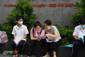 Over 100,000 Hanoi Students Begin High School Entrance Exams - image 0