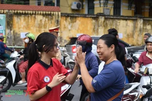 Over 100,000 Hanoi Students Begin High School Entrance Exams - image 2