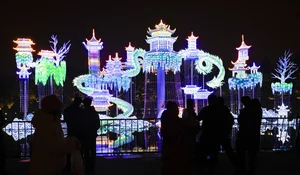 China Celebrates Year of the Dragon 2024: Massive Lantern Festivals and Traditions - image 6