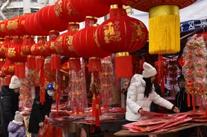 China Celebrates Year of the Dragon 2024: Massive Lantern Festivals and Traditions - image 4