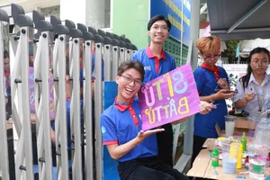 Heartwarming Volunteer Signs Motivating Students During National Exams - image 8