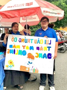 Heartwarming Volunteer Signs Motivating Students During National Exams - image 0