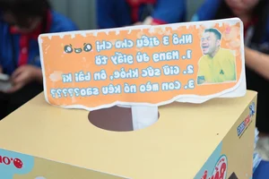 Heartwarming Volunteer Signs Motivating Students During National Exams - image 3