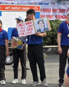 Heartwarming Volunteer Signs Motivating Students During National Exams - image 4