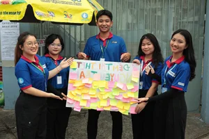 Heartwarming Volunteer Signs Motivating Students During National Exams - image 2