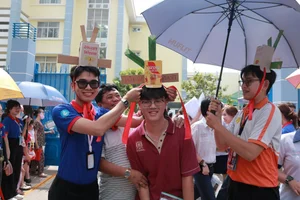 Heartwarming Volunteer Signs Motivating Students During National Exams - image 6