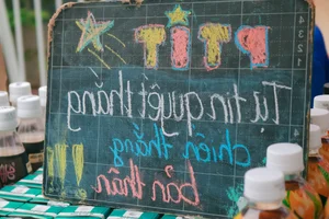 Heartwarming Volunteer Signs Motivating Students During National Exams - image 7