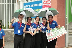 Heartwarming Volunteer Signs Motivating Students During National Exams - image 1
