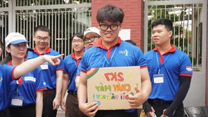 Heartwarming Volunteer Signs Motivating Students During National Exams - image 5
