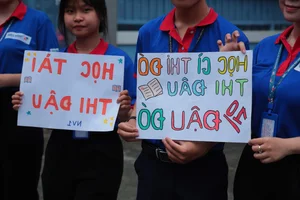 Heartwarming Volunteer Signs Motivating Students During National Exams - image 9