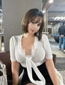 South Korean Streamer Kim Nara Finds Massive Success as a Curvy Lingerie Model - image 4
