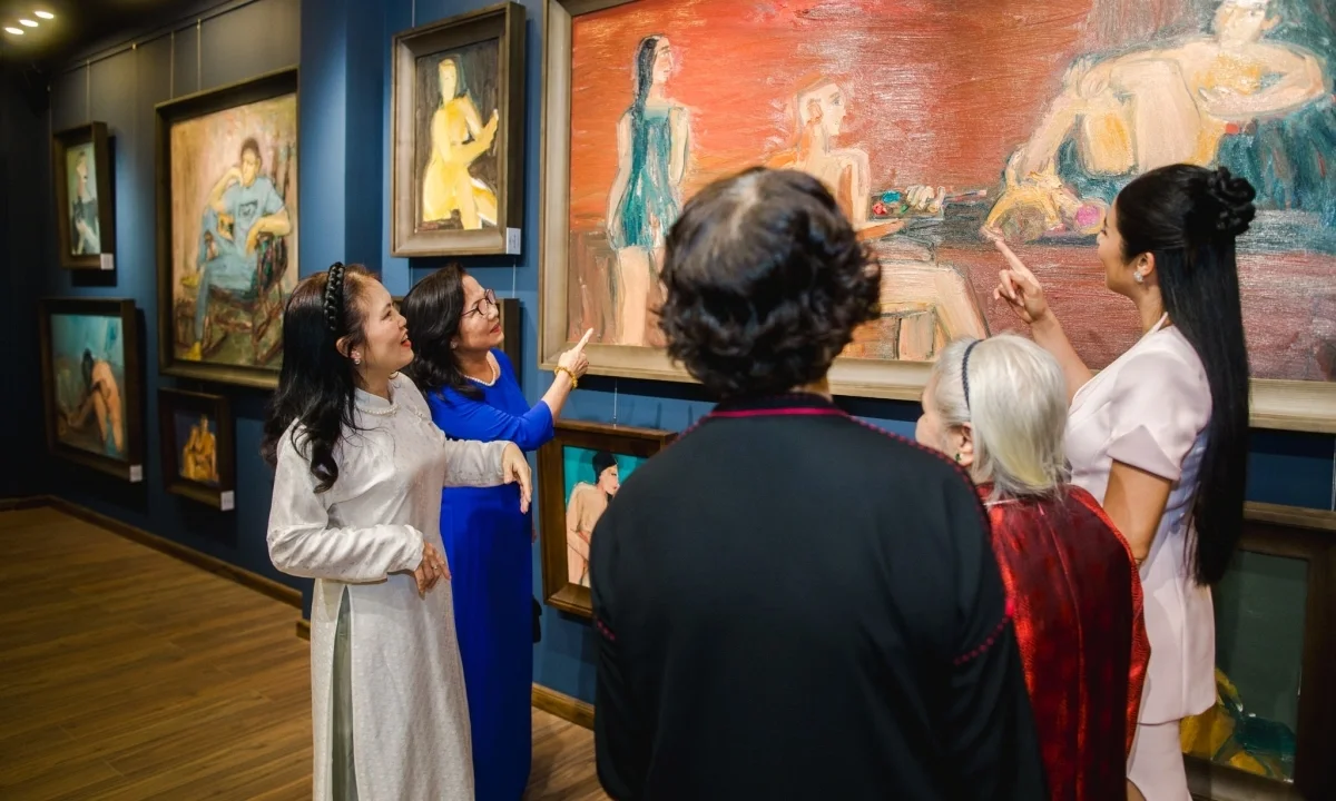 Three Generations of Miss Vietnam Ngoc Han's Family Attend Art Exhibition